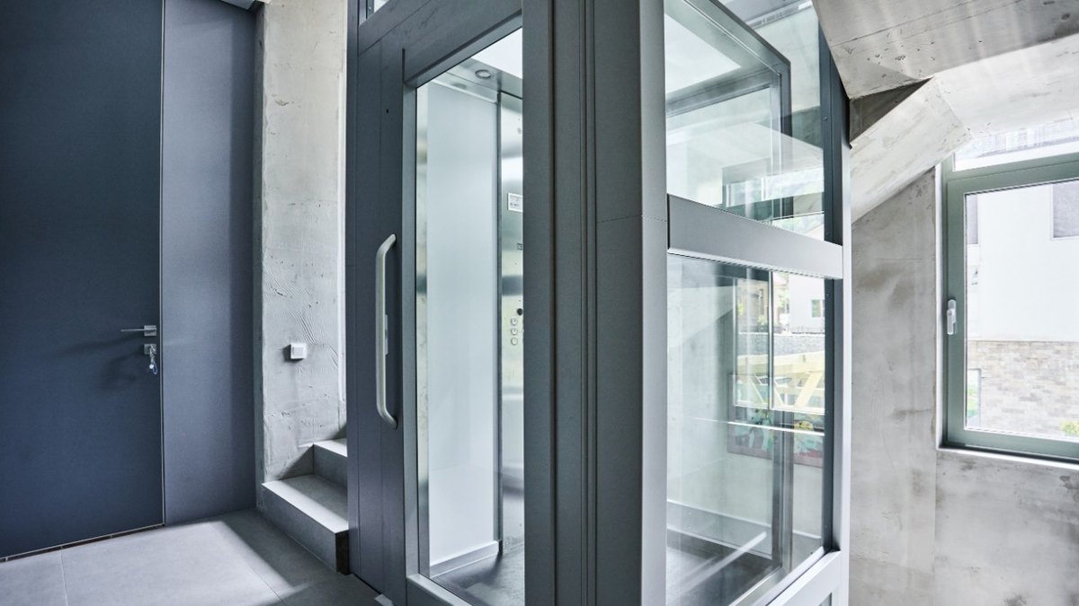 Edificio de apartamentos con ascensor, representando la estratificación socioeconómica y los grupos del Sisbén